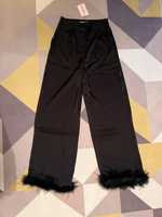 Черен панталон сатен с пера Missguided