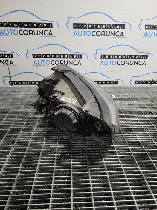 Far Dreapta Kia Sorento II 2009 - 2015 SUV 4 Usi (912) Cu lupă 921022PO