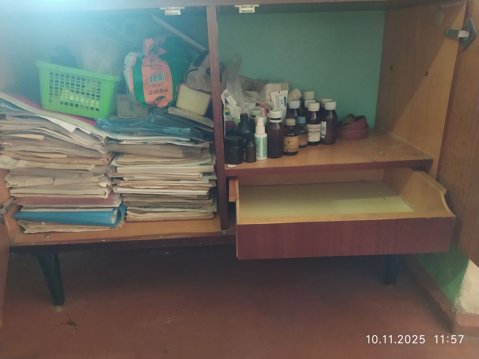 Продам тумбочку под телевизор.