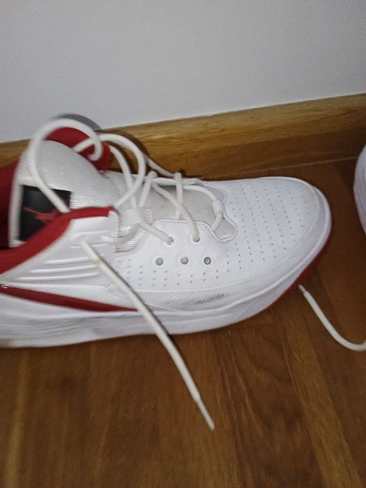 Vând adidași Nike Jordan
