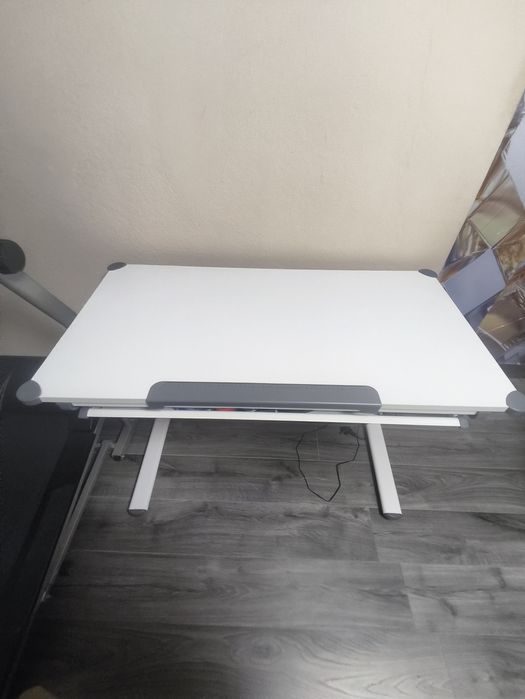 Birou reglabil pe înălțime