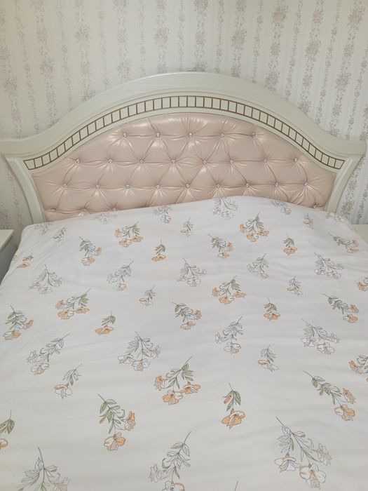 Кровать и тумбочки