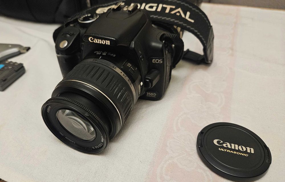 Фотоапарат Canon EOS 350D с чанта, батерия, карта, четец
