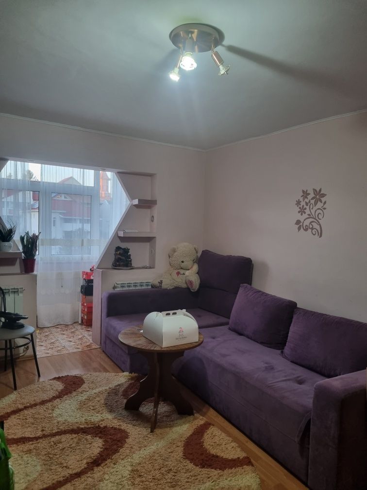 Proprietar Închiriez apartament 3 camere,