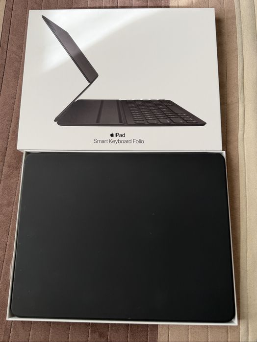 Husa cu tastatura Apple Ipad Pro 12.9 ,ca noua.