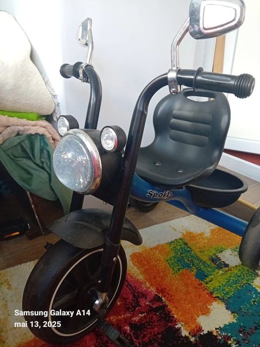 Vand tricicleta copii aproape noua.