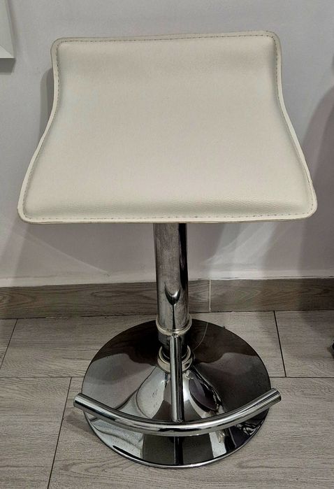 Vand 3 scaune cu picior rotative