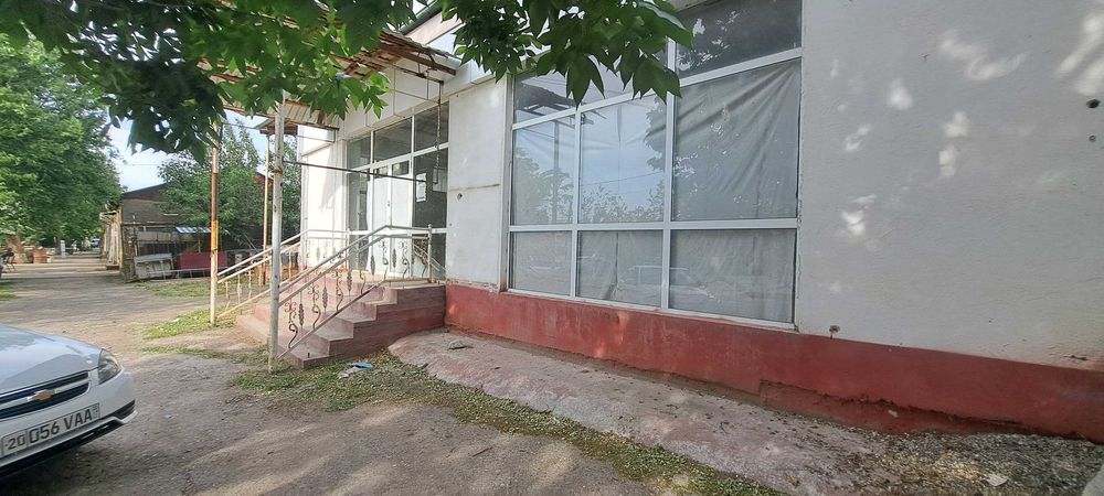 Савдо дўкони биноси Сирдарё вилояти Ховос тумани марказида жойлашган