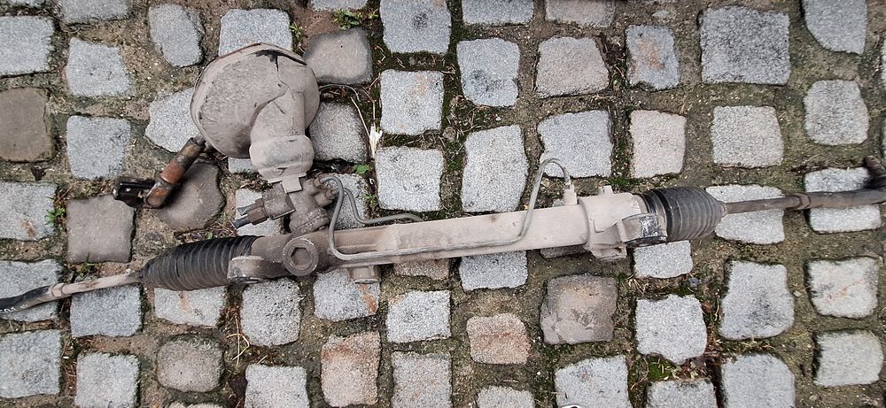 хидравлична рейка Toyota Corolla Verso 2.0 D-4D/ 2002г
Рейката е стегн