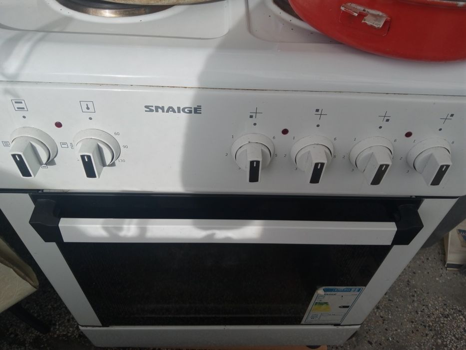 Продавам готварска печка с фурна