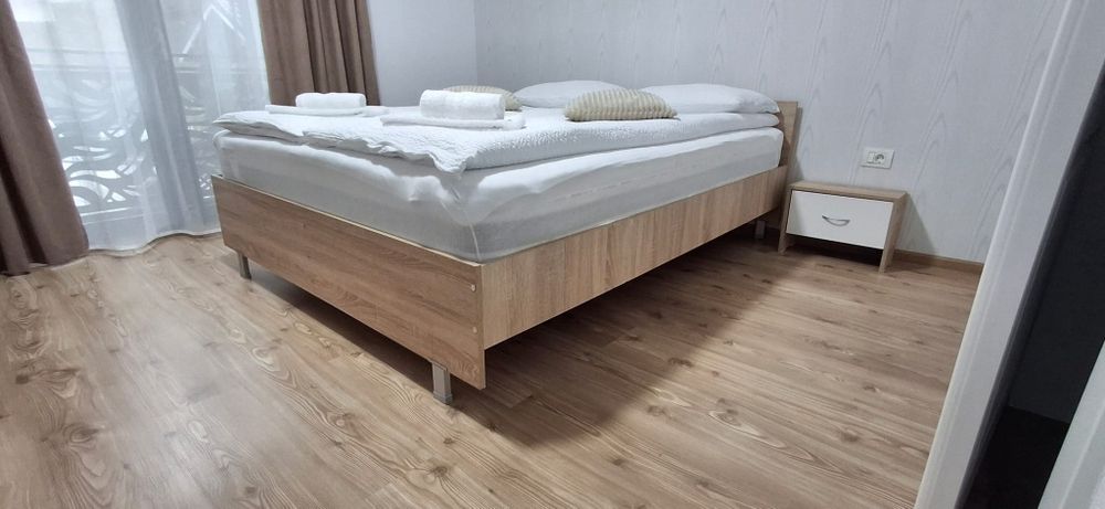 Pat matrimonial cu noptiere și saltea