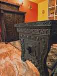 Set mobilier sculptat manual – dulap și birou.