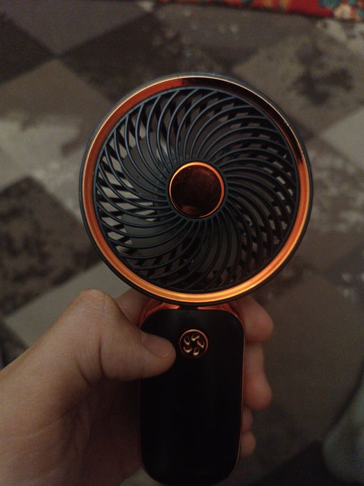 Ручной вентилятор.