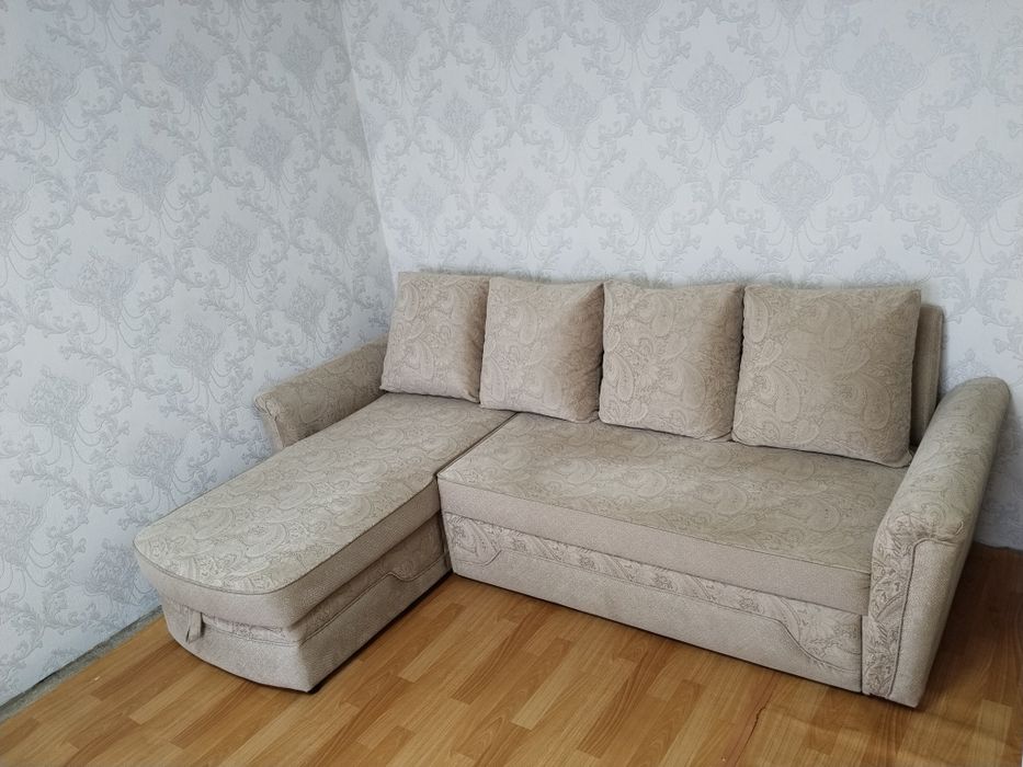Угловой диван в отличном состояние!