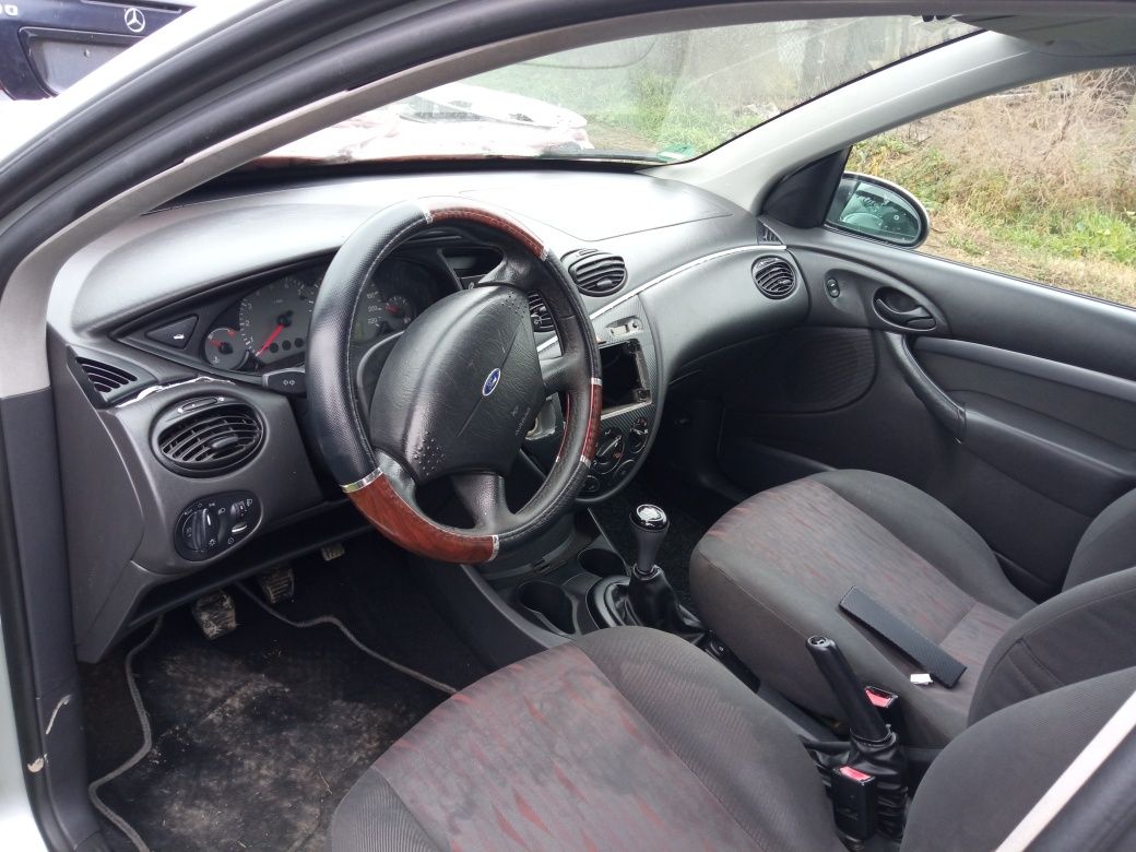 Bara spate ,ușa ,interior textil,cârlig remorca Ford focus  1.6 benzin