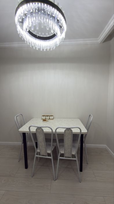 Столы и стулья в хорошем состоянии