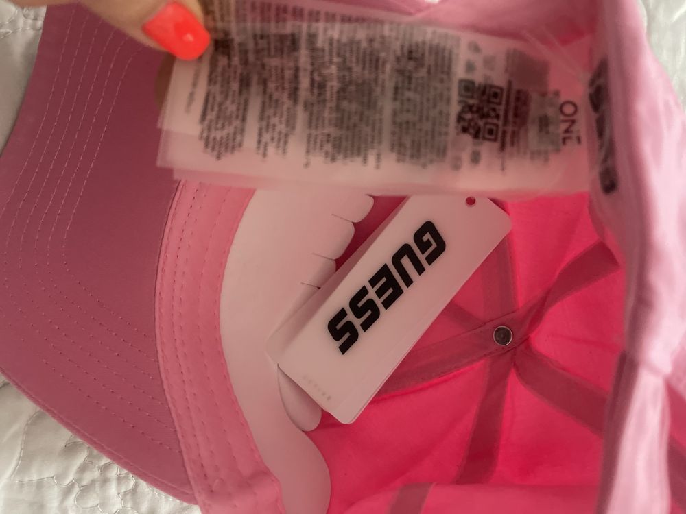 Шапка с козирка Guess