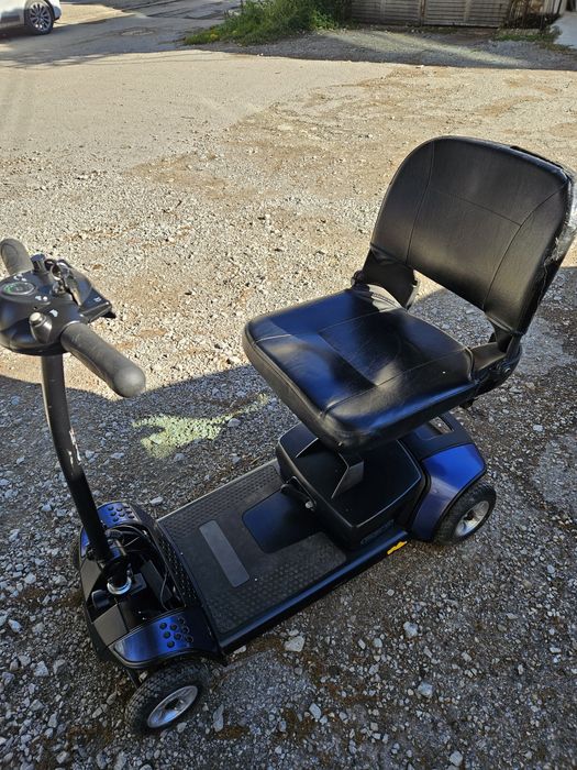 Електрически скутер за трудноподвижни хора и инвалиди