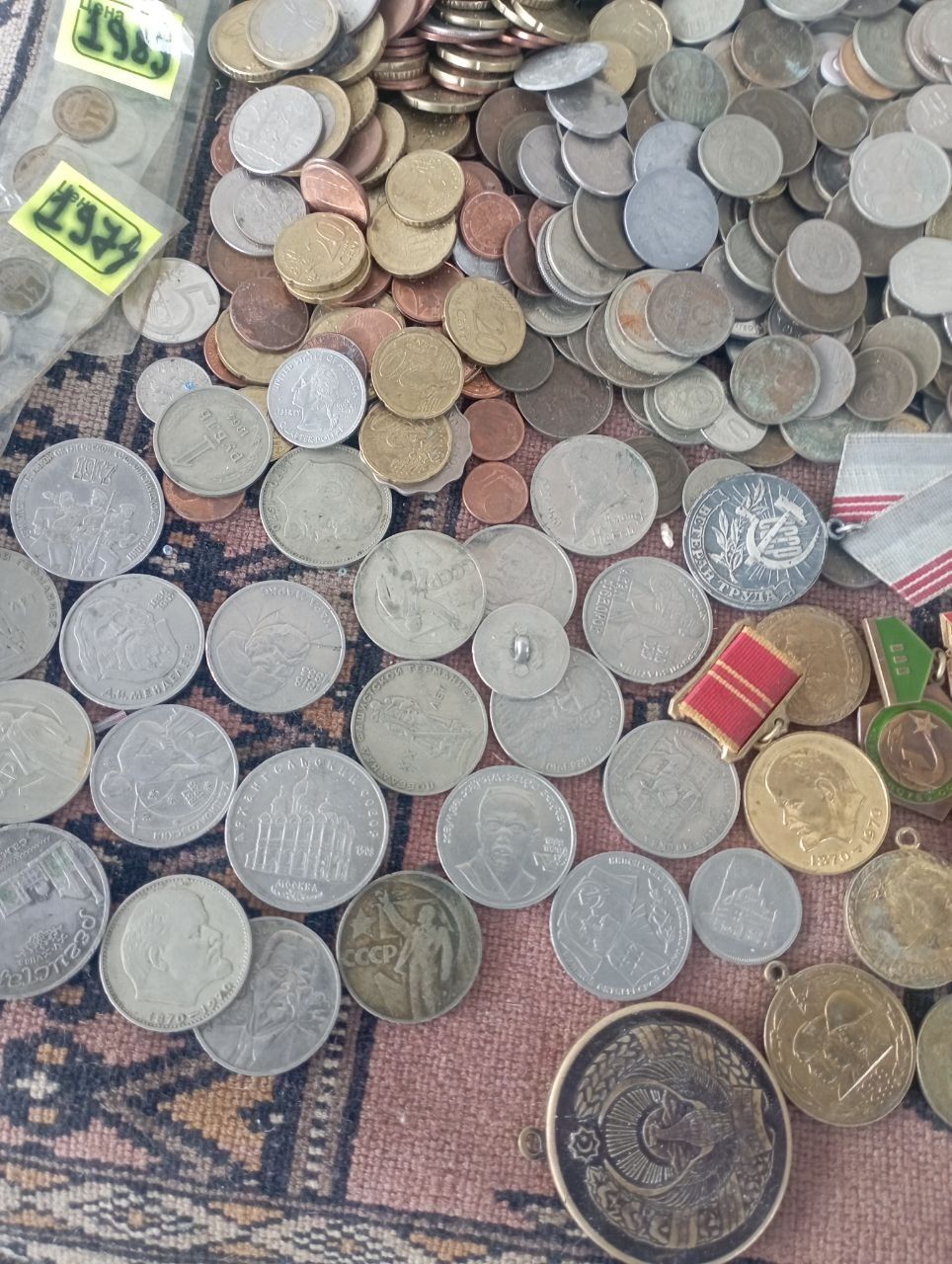 Tangalar va medallar zinachoklar soatlar va antikvar narsalar hammasi