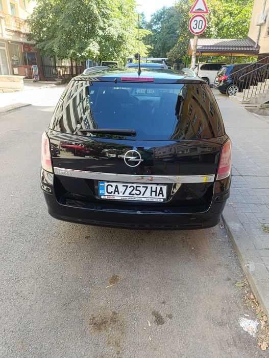 Продавам Опел ASTRA H