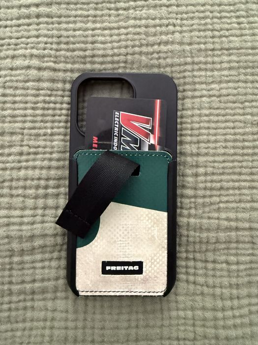 Carcasa iPhone 16 Pro + card holder Freitag
