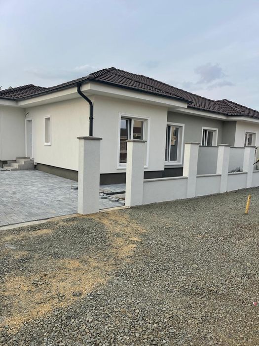 Vand duplex casa mosnita noua toate utilitatile langa asfalt