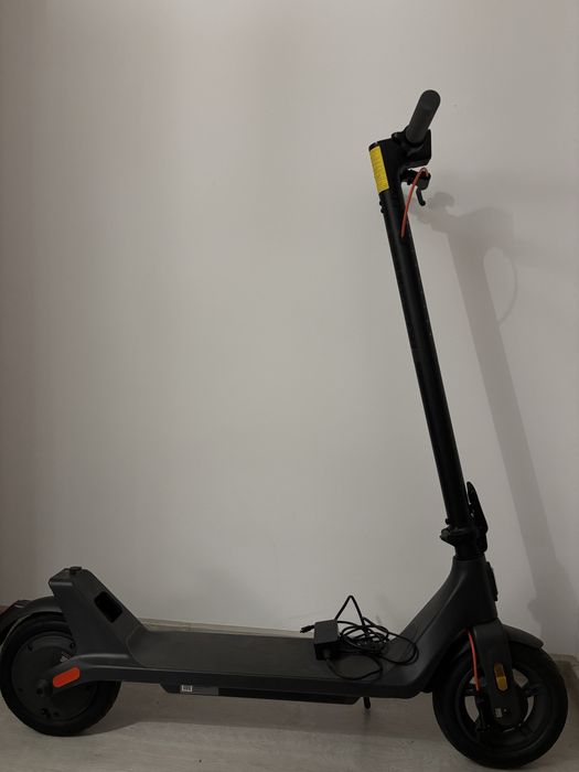 Vand trotineta electrica aproape noua