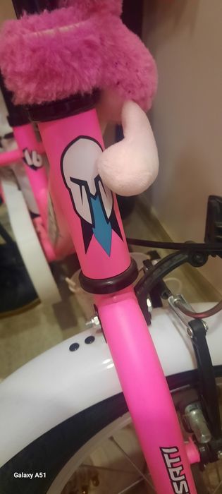 Велосипед 16 цола с помощни колела , с каска.