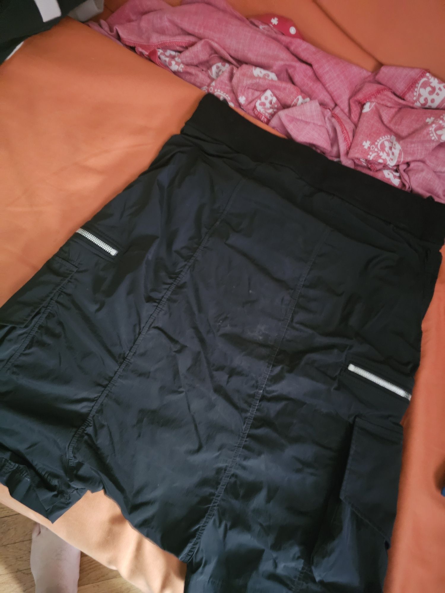 Vând pantaloni scurti vagabond