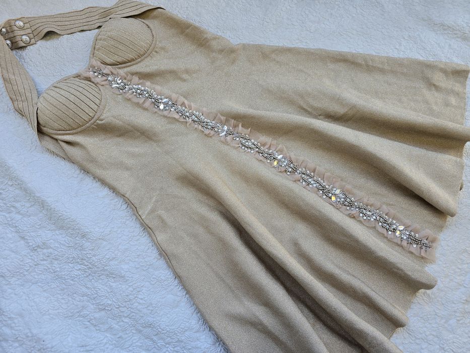 Красиво бежаво златиста рокля с камъни