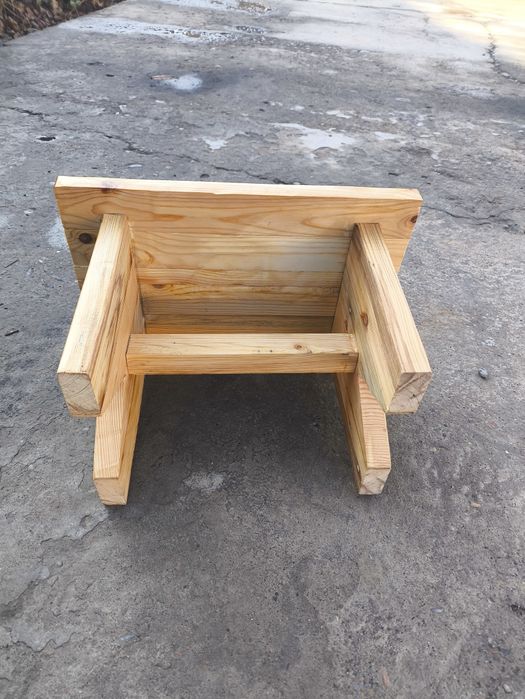 Табуретка из чистого дерева