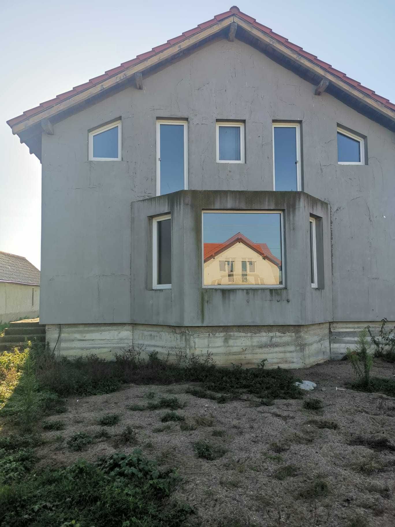 De vanzare casa cu 3 dormitoare, 173 mp, 10 arii de teren, Decebal.