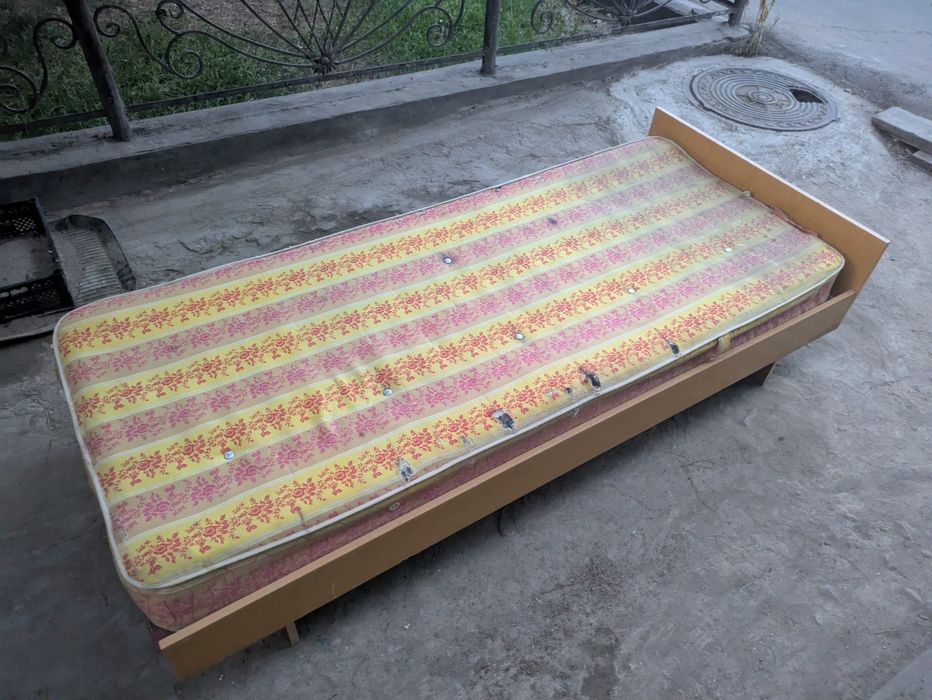 Кровать 190×85см односпальная с пружинной основой и матрасом