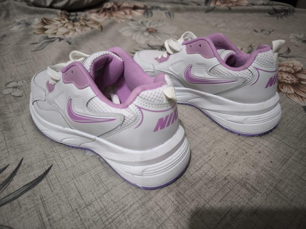 Маратонки Nike..
