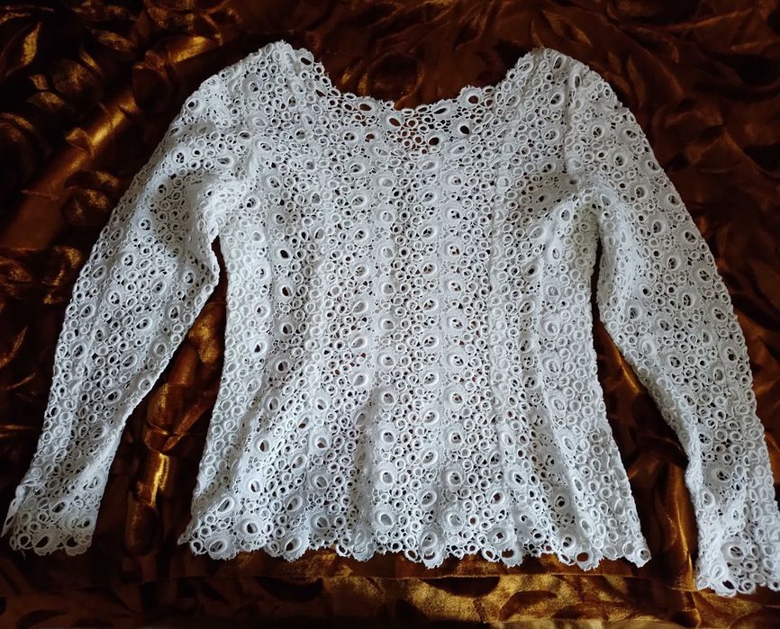 Bluză frumoasă din dantelă albă
