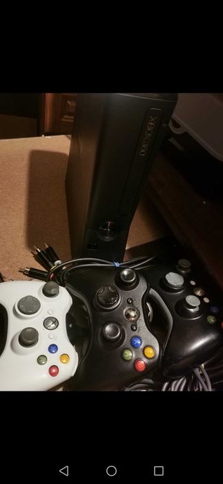 Xbox 360 s с три джойстика и игри