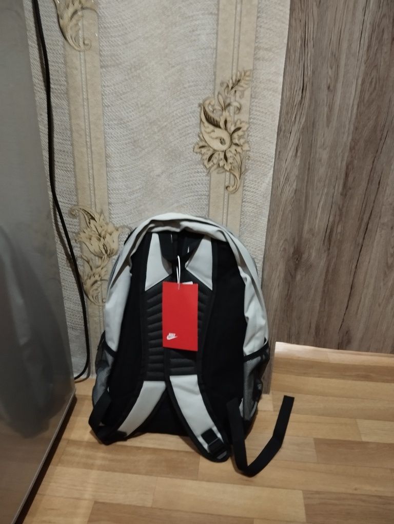 Раница NIKE сив цвят