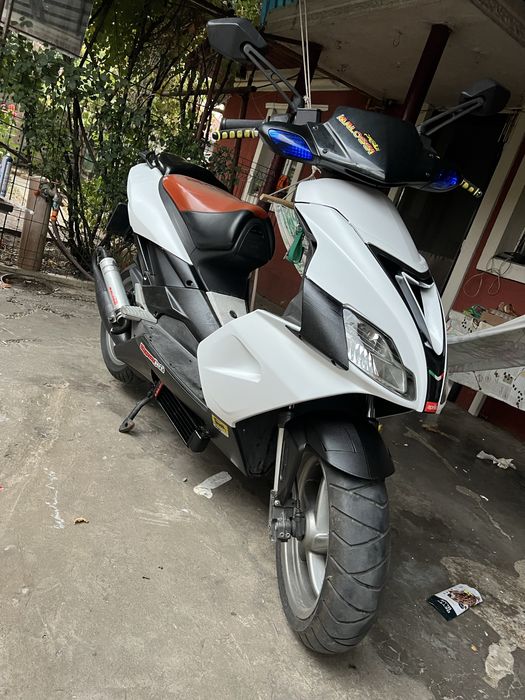 Vand aprilia sr  2009 modificat sau schimb