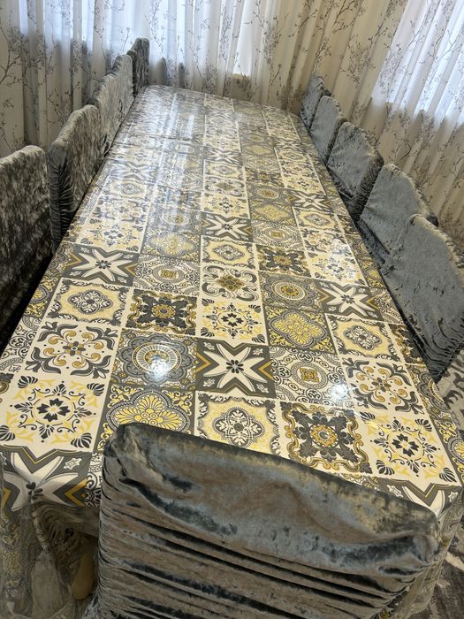 Стол со стулями в хорошем состоянии