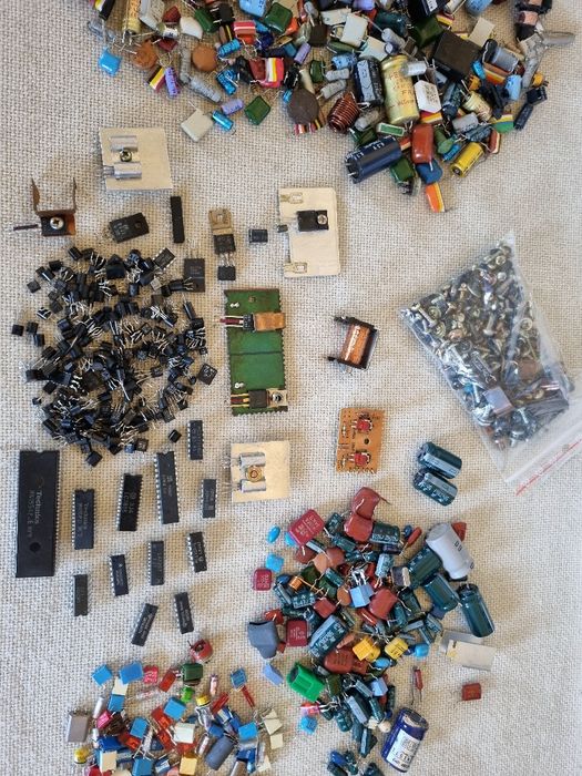 Pachet dif piese, Tranzistori mici, Integrate, etc. Perfecta stare.