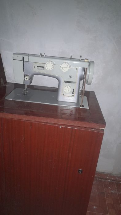 Продам швейную машинку.