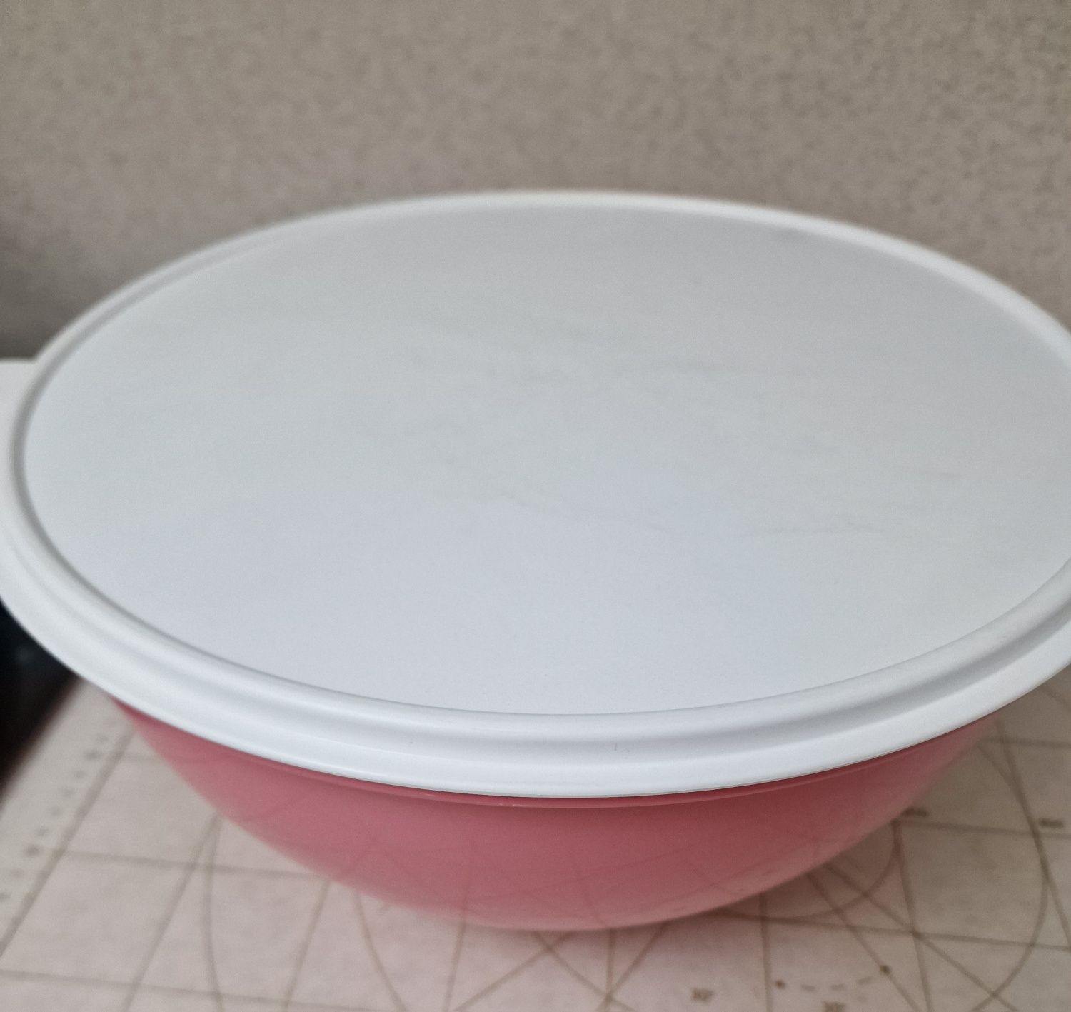 Продам новую чашу Tupperware