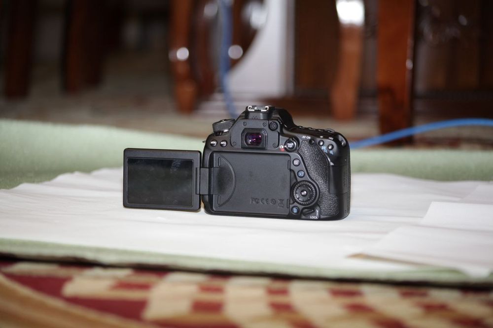 Продается профессиональный фотоаппарат Canon EOS 80D как новый