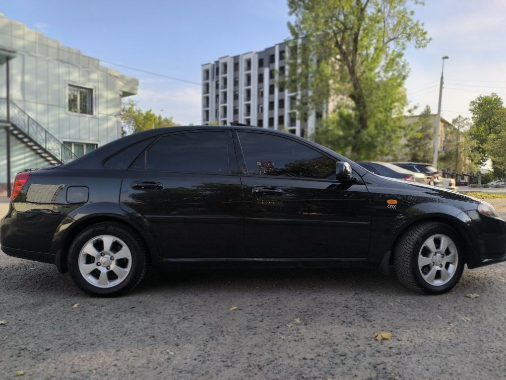 Lacetti gentra srochna sotiladi