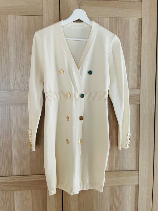 Блуза и пуловер не са носени