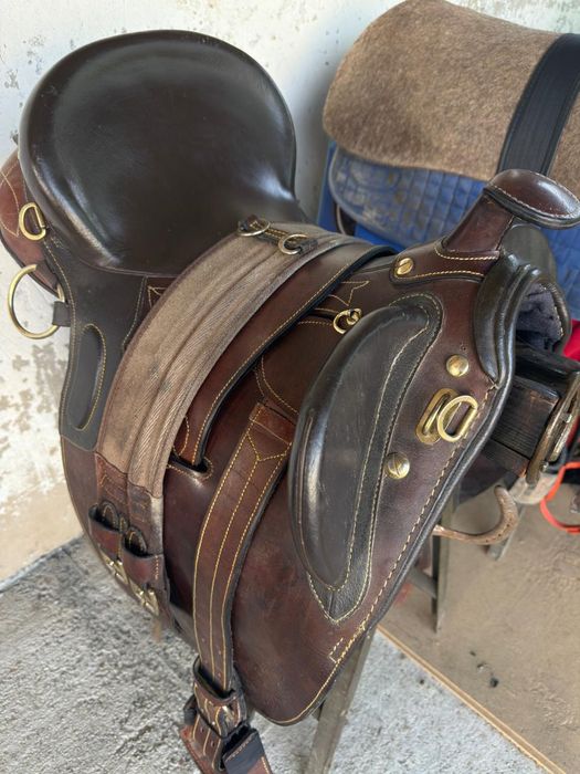 Продаю австралийский послушай седло по всаднику размер 17,5