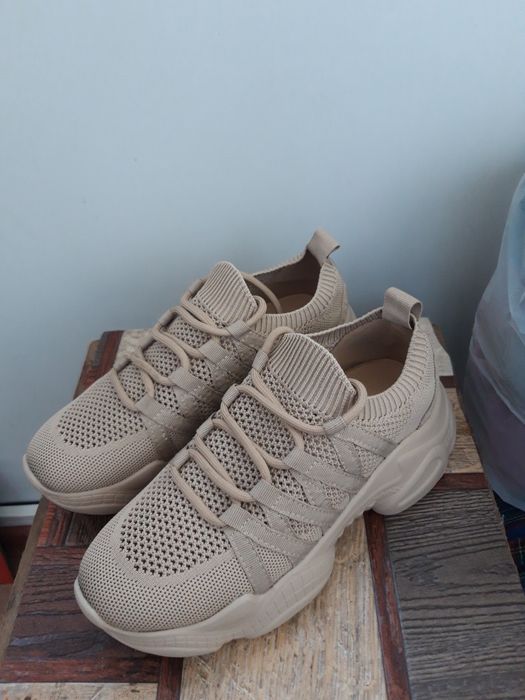 Кроссовки женские р-р 37