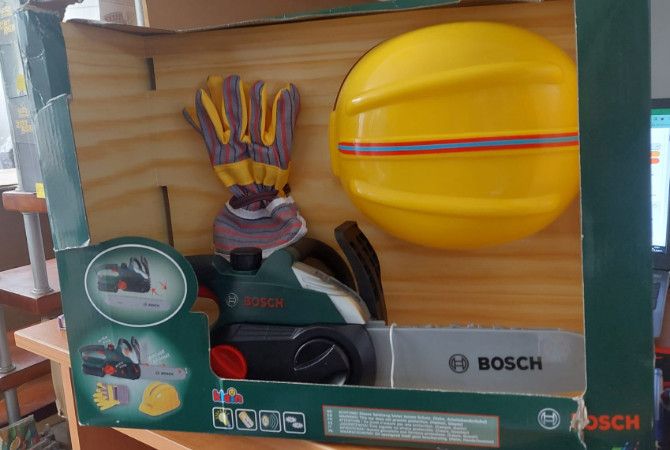 Игрален комплект Bosch - верижен трион със звук и светлина, каска, ръ