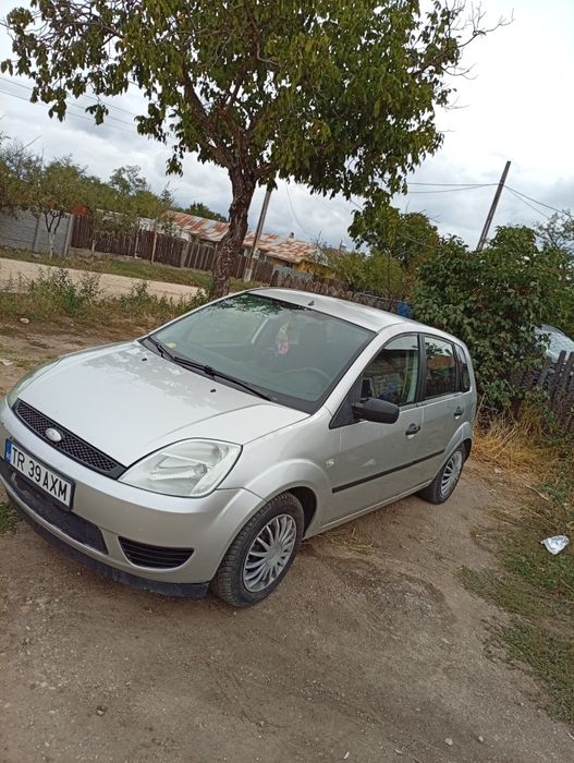 Vând Ford fiesta 1.3