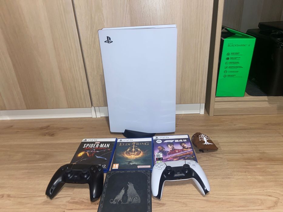 PlayStation 5. Използван. 3 игри на диск. 2 контролера.